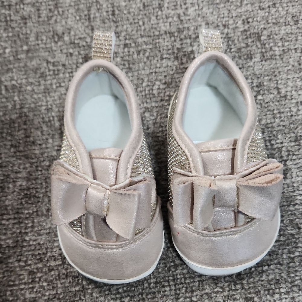 Elegant Bow Kids Shoes in Silver and Cream